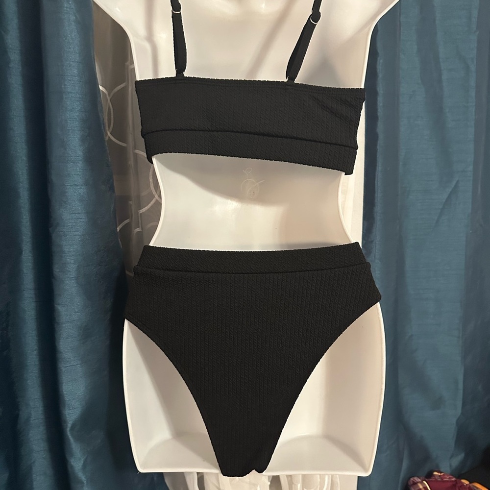 Sleek Black Bikini Set with Sporty Crop Top - Picture 2 of 5